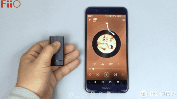 【 与小米蓝牙音频接收器相同的】:圆形按键负责开关机(长按2秒),进入